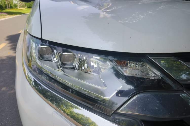 Used Mitsubishi Outlander 2016 2.4L 4x4 Elite Edition 7-Seater Right Front Headlight