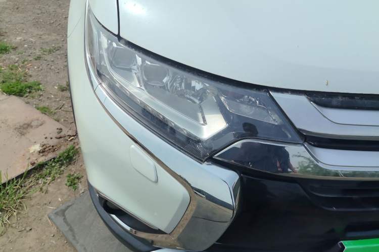 Used Mitsubishi Outlander 2016 2.4L 4x4 Elite Edition 5 Seats Right Front Headlight