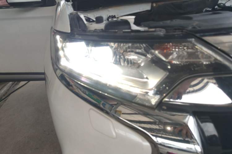 Used Mitsubishi Outlander 2016 2.4L 4x4 Elite Edition 5 Seats Right Front Headlight