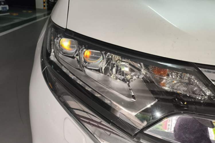 Used Mitsubishi Outlander 2016 2.4L 4x4 Elite Edition 5 Seats Right Front Headlight