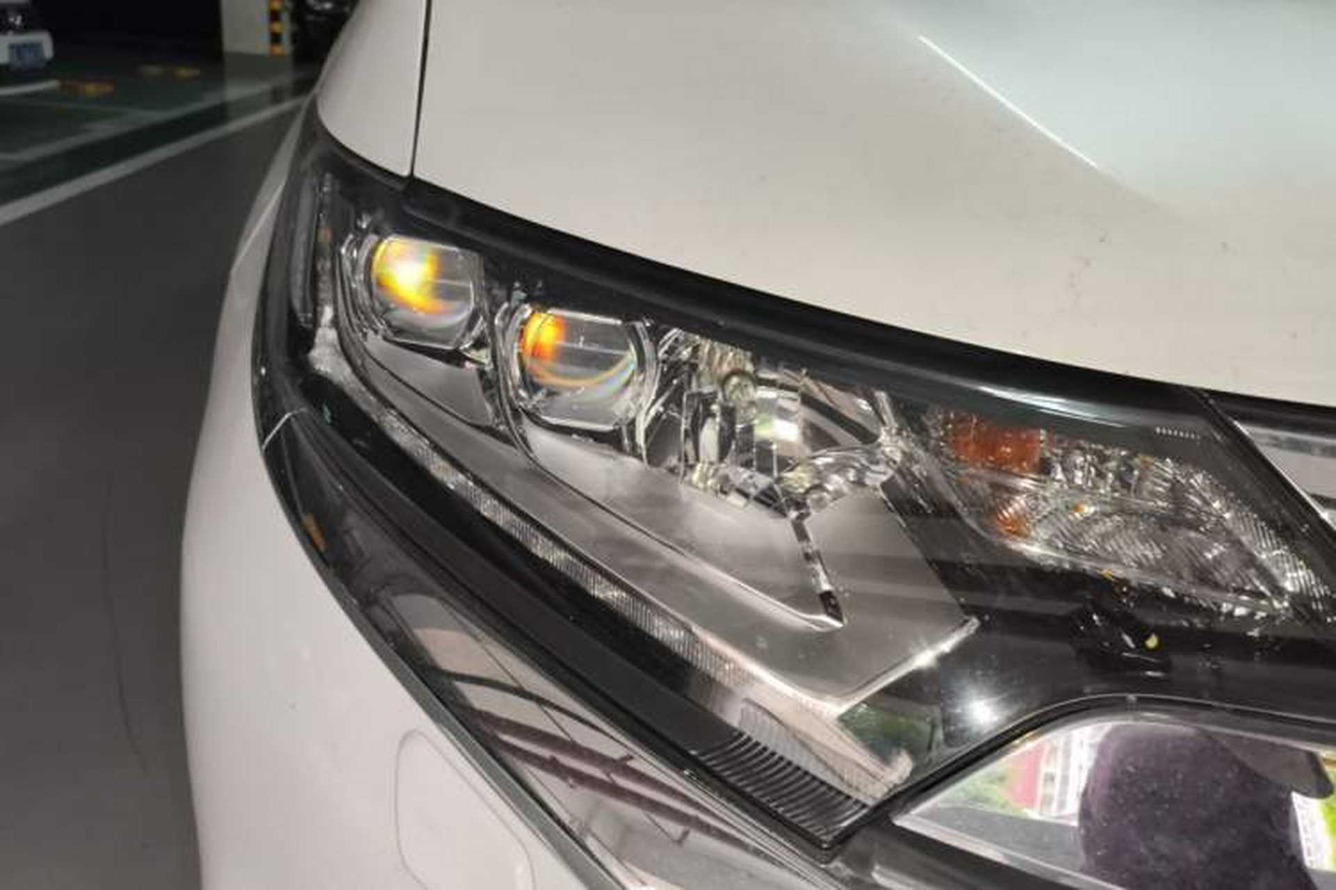 Used Mitsubishi Outlander 2016 2.4L 4x4 Elite Edition 5 Seats Right Front Headlight