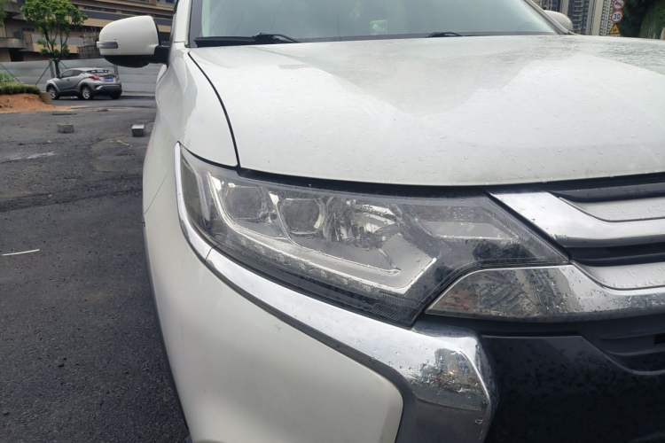 Used Mitsubishi Outlander 2016 2.4L 4x4 Elite Edition 5 Seats Right Front Headlight