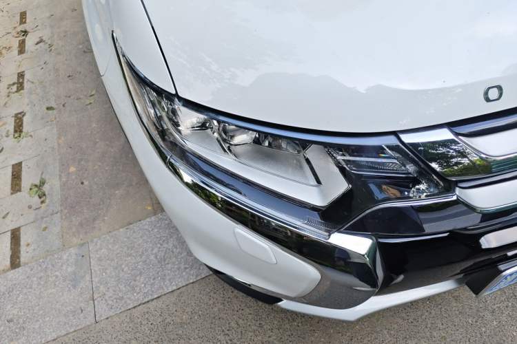 Used Mitsubishi Outlander 2016 2.4L 4x4 Elite Edition 7-Seater Right Front Headlight