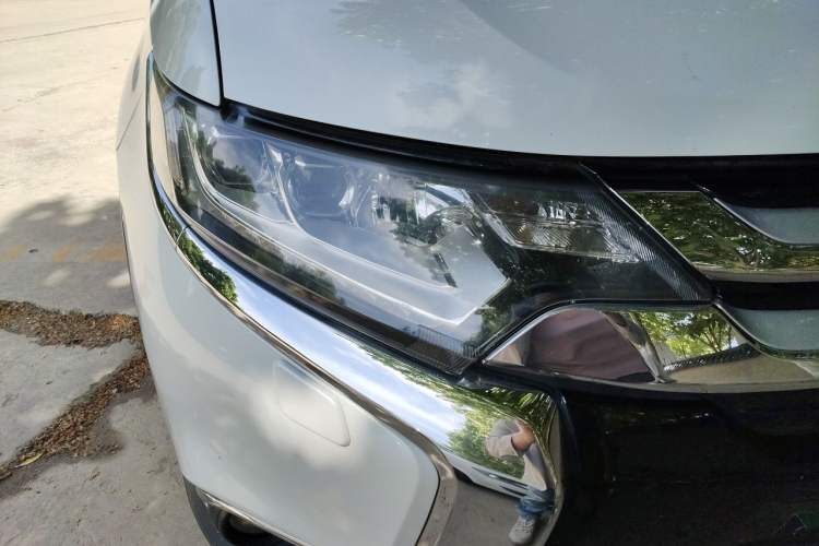 Used Mitsubishi Outlander 2016 2.4L 4x4 Elite Edition 5 Seats Right Front Headlight