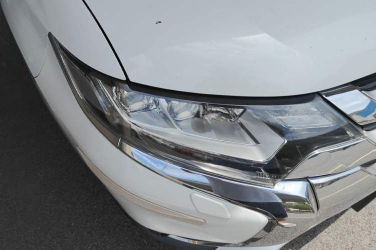 Used Mitsubishi Outlander 2016 2.4L 4x4 Luxury Edition 7-Seater Right Front Headlight