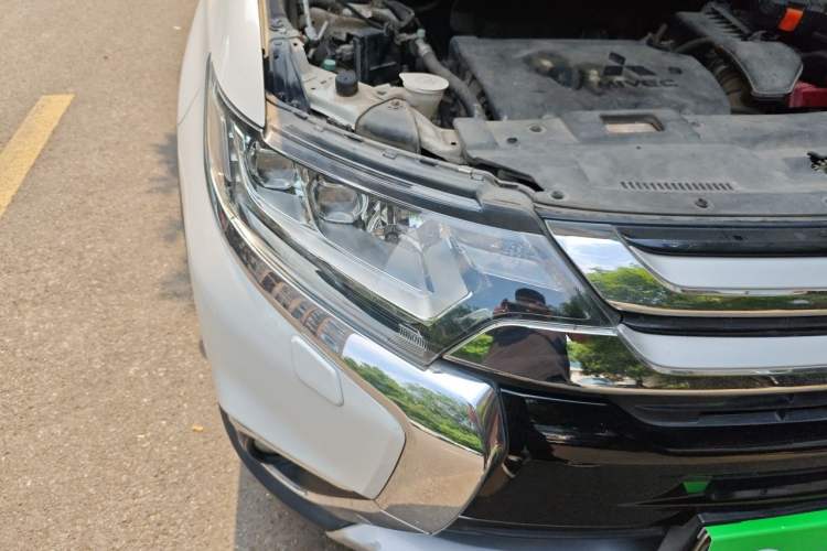 Used Mitsubishi Outlander 2016 2.4L 4x4 Luxury Edition 7-Seater Right Front Headlight