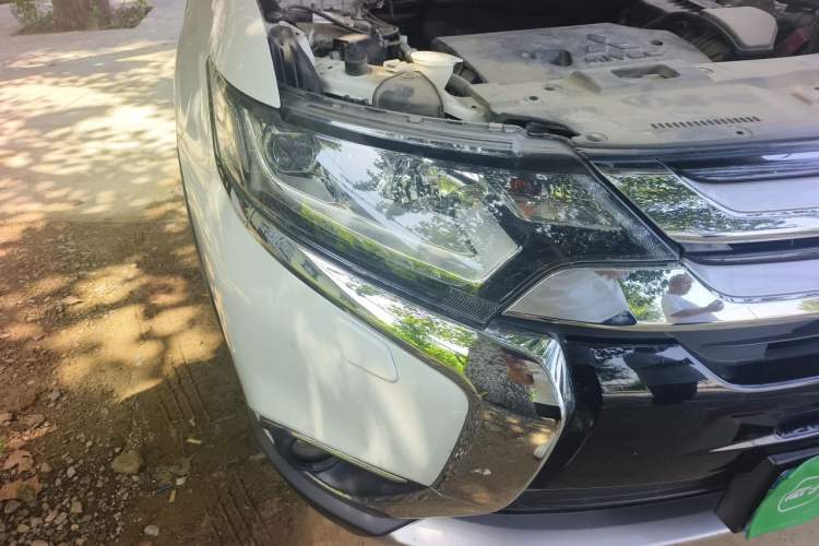 Used Mitsubishi Outlander 2016 2.4L 4x4 Elite Edition 5 Seats Right Front Headlight