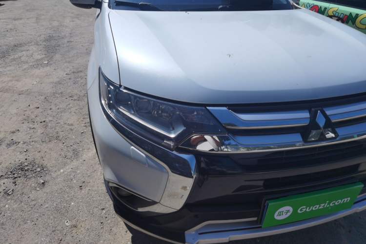 Used Mitsubishi Outlander 2016 2.4L 4x4 Luxury Edition 7-Seater Right Front Headlight