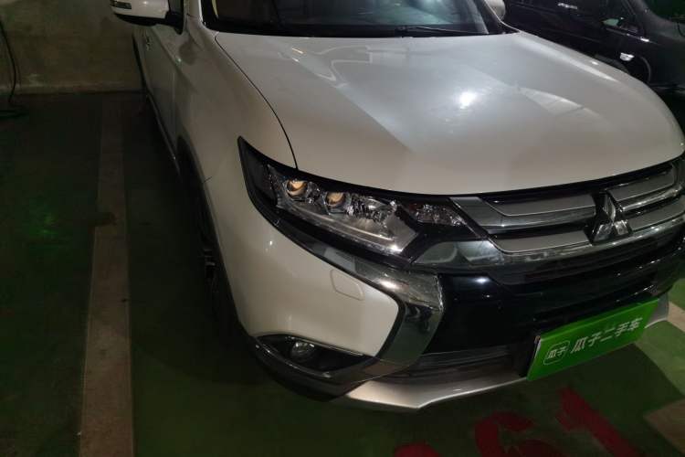 Used Mitsubishi Outlander 2016 2.4L 4x4 Elite Edition 5 Seats Right Front Headlight
