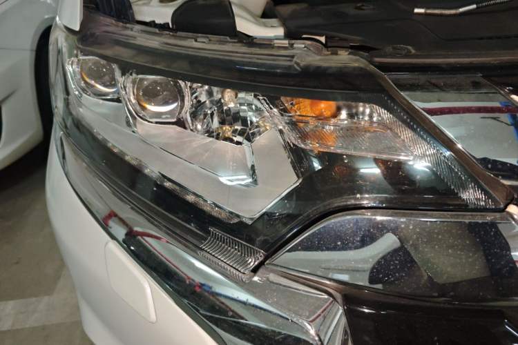 Used Mitsubishi Outlander 2016 2.4L 4x4 Elite Edition 5 Seats Right Front Headlight