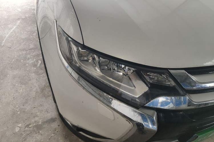 Used Mitsubishi Outlander 2016 2.4L 4x4 Luxury Edition 7-Seater Right Front Headlight