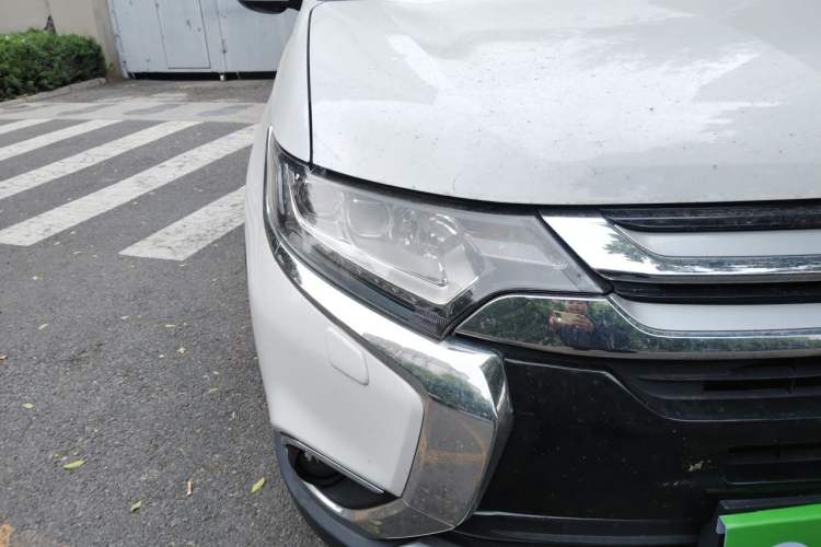 Used Mitsubishi Outlander 2016 2.4L 4x4 Elite Edition 5 Seats Right Front Headlight
