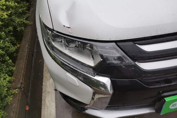 Used Mitsubishi Outlander 2016 2.4L 4x4 Elite Edition 5 Seats Right Front Headlight