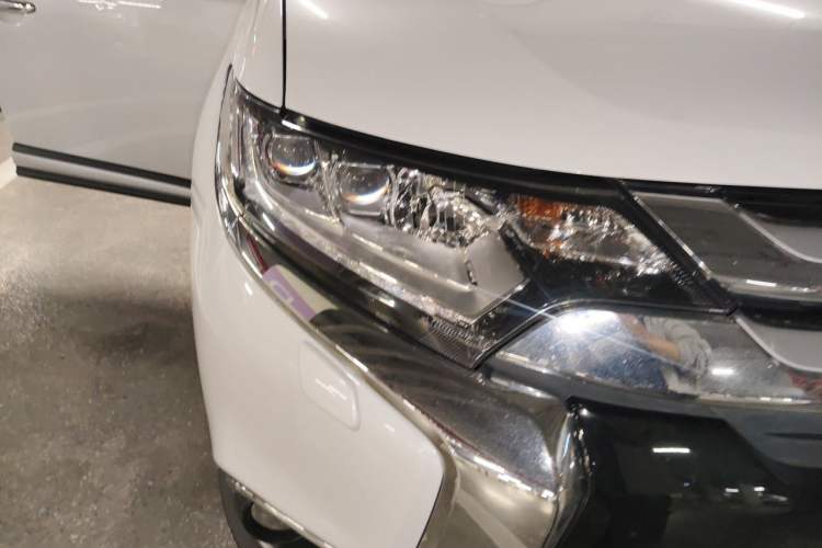 Used Mitsubishi Outlander 2016 2.4L 4x4 Luxury Edition 7-Seater Right Front Headlight