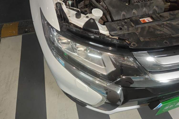 Used Mitsubishi Outlander 2016 2.4L 4x4 Elite Edition 7-Seater Right Front Headlight