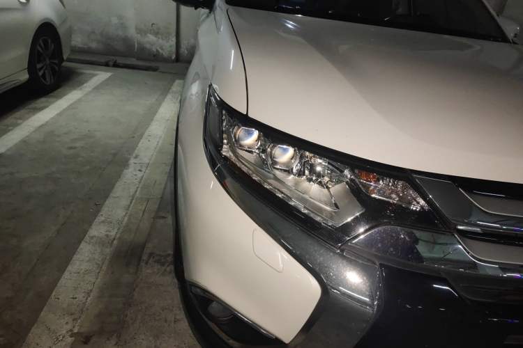 Used Mitsubishi Outlander 2016 2.4L 4x4 Elite Edition 7-Seater Right Front Headlight