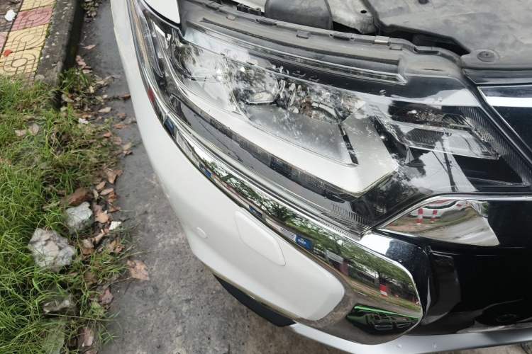 Used Mitsubishi Outlander 2016 2.4L 4x4 Luxury Edition 7-Seater Right Front Headlight