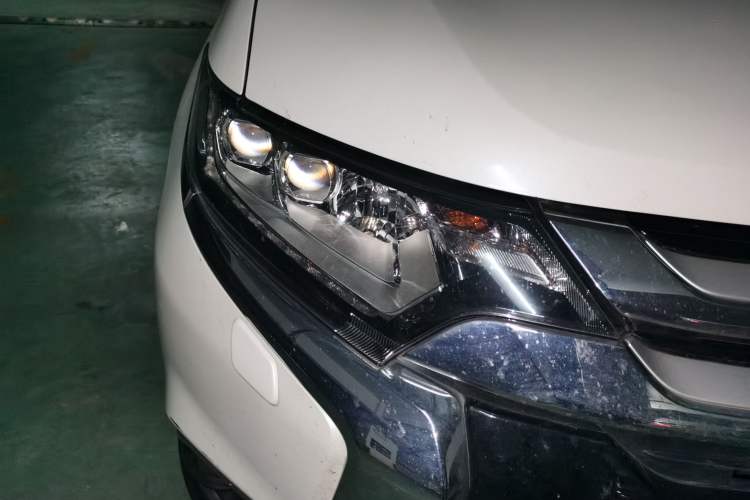 Used Mitsubishi Outlander 2016 2.4L 4x4 Elite Edition 5 Seats Right Front Headlight