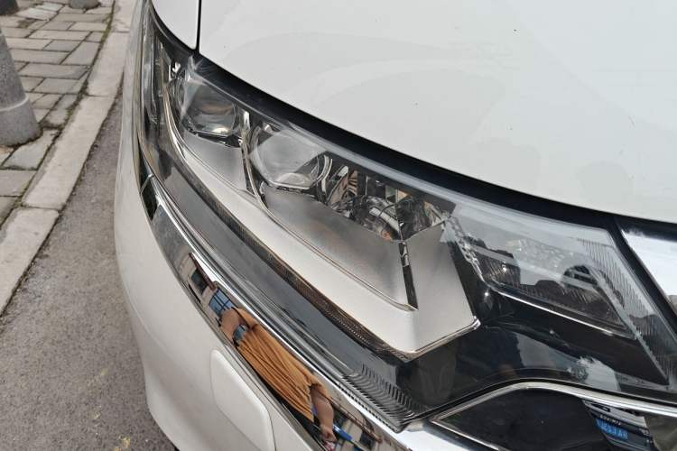 Used Mitsubishi Outlander 2016 2.4L 4x4 Elite Edition 5 Seats Right Front Headlight
