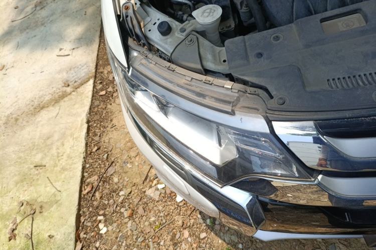 Used Mitsubishi Outlander 2016 2.4L 4x4 Luxury Edition 7-Seater Right Front Headlight