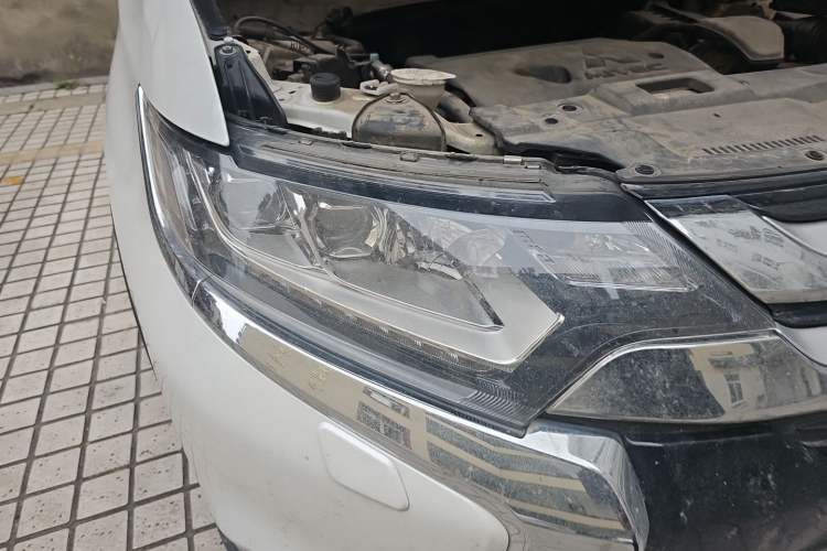 Used Mitsubishi Outlander 2016 2.4L 4x4 Elite Edition 5 Seats Right Front Headlight