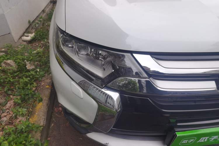 Used Mitsubishi Outlander 2016 2.4L 4x4 Luxury Edition 7-Seater Right Front Headlight