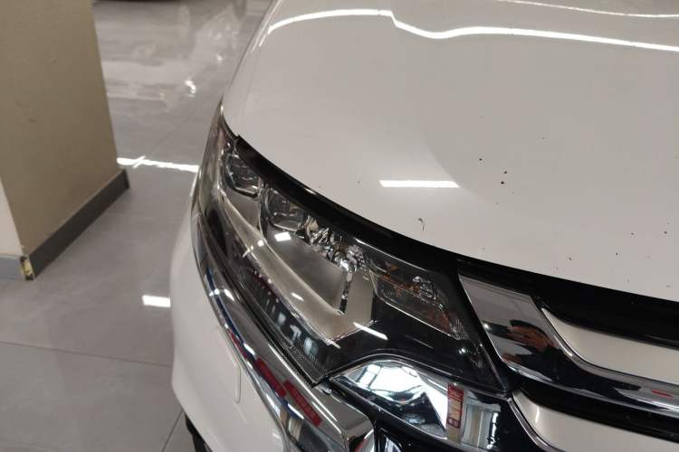 Used Mitsubishi Outlander 2016 2.4L 4x4 Elite Edition 7-Seater Right Front Headlight