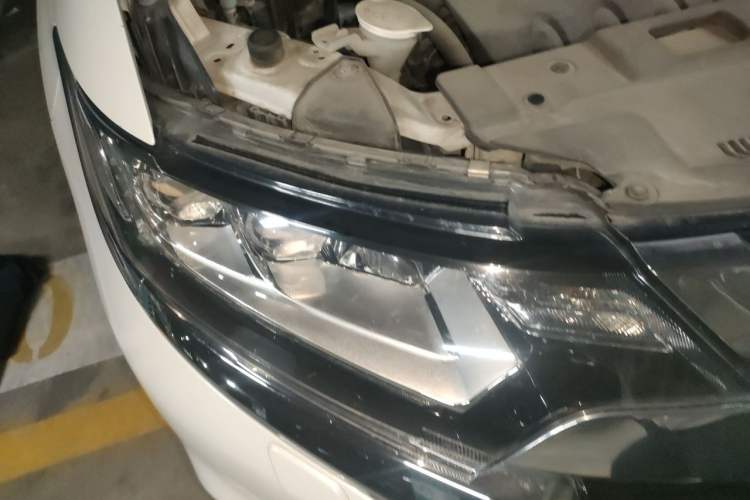 Used Mitsubishi Outlander 2016 2.4L 4x4 Elite Edition 5 Seats Right Front Headlight