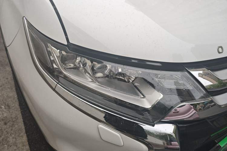Used Mitsubishi Outlander 2016 2.4L 4x4 Elite Edition 5 Seats Right Front Headlight