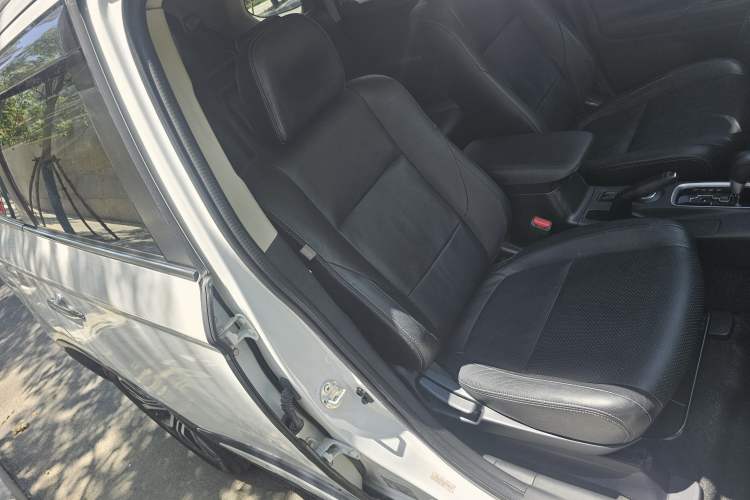 Used Mitsubishi Outlander 2016 2.4L 4x4 Elite Edition 7-Seater Right Front Seat