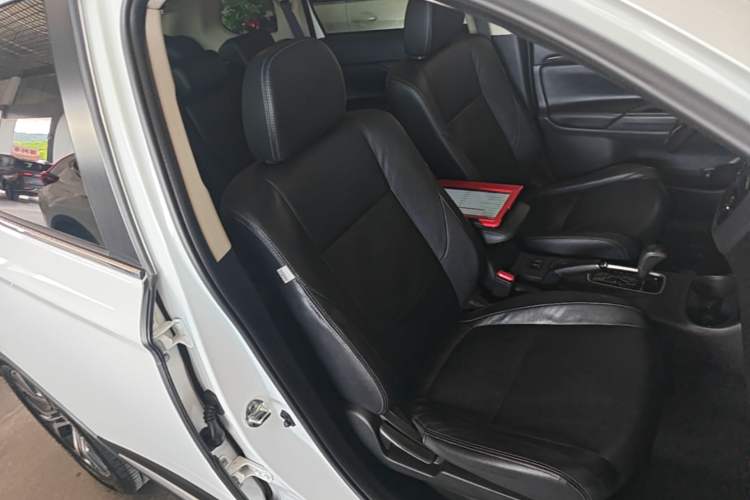 Used Mitsubishi Outlander 2016 2.4L 4x4 Elite Edition 5 Seats Right Front Seat