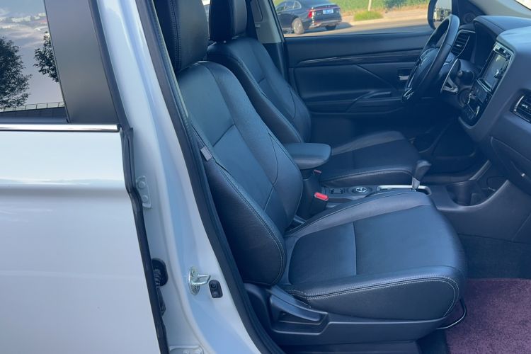 Used Mitsubishi Outlander 2016 2.4L 4x4 Elite Edition 7-Seater Right Front Seat