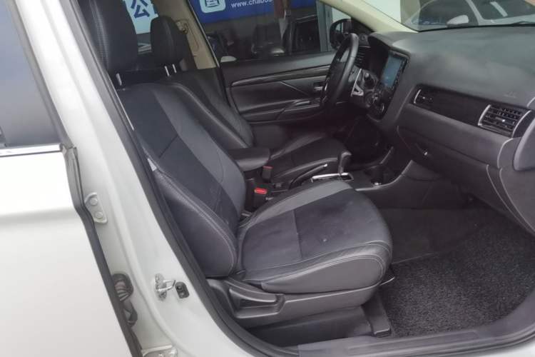 Used Mitsubishi Outlander 2016 2.4L 4x4 Luxury Edition 7-Seater Right Front Seat