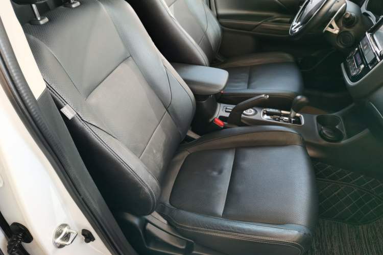 Used Mitsubishi Outlander 2016 2.4L 4x4 Elite Edition 7-Seater Right Front Seat
