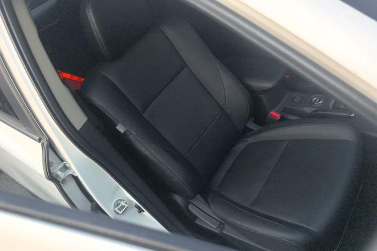 Used Mitsubishi Outlander 2016 2.4L 4x4 Elite Edition 5 Seats Right Front Seat