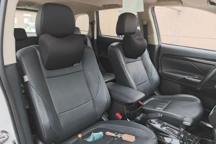 Used Mitsubishi Outlander 2016 2.4L 4x4 Luxury Edition 7-Seater Right Front Seat