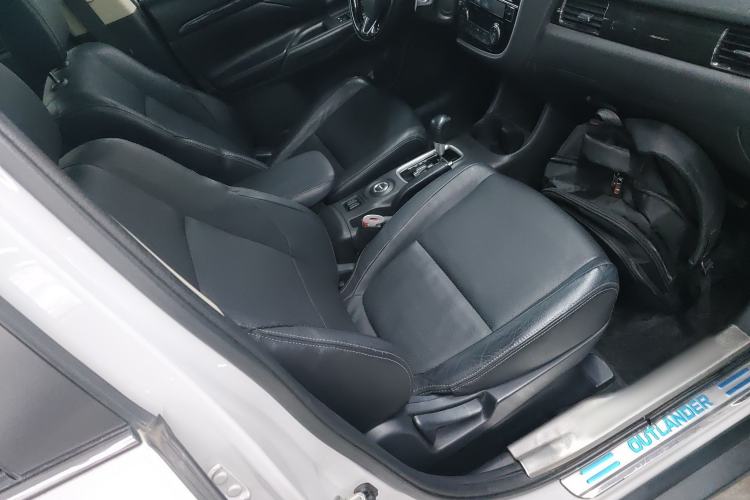 Used Mitsubishi Outlander 2016 2.4L 4x4 Elite Edition 7-Seater Right Front Seat