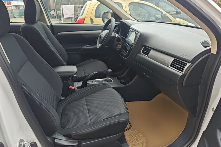 Used Mitsubishi Outlander 2016 2.0L Two-Wheel Drive Fashion Edition 5 Seats Right Front Seat