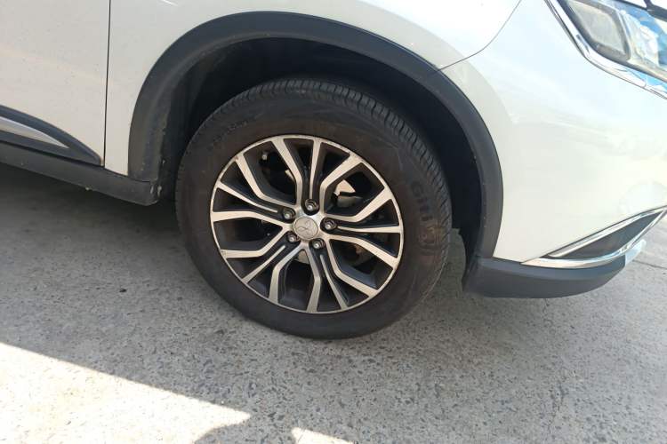 Used Mitsubishi Outlander 2016 2.4L 4x4 Elite Edition 7-Seater Right Front Wheel Hub