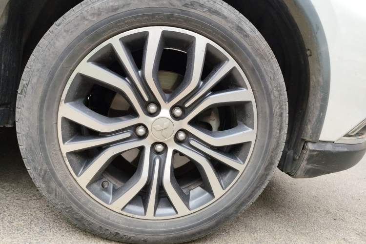 Used Mitsubishi Outlander 2016 2.4L 4x4 Elite Edition 5 Seats Right Front Wheel Hub