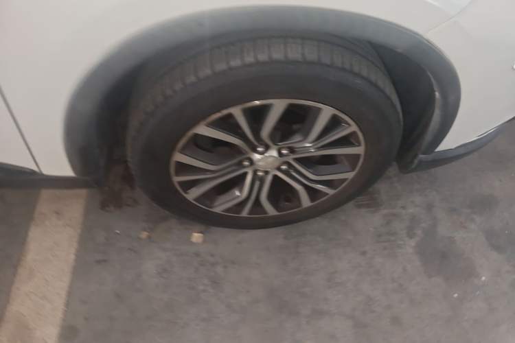 Used Mitsubishi Outlander 2016 2.4L 4x4 Luxury Edition 7-Seater Right Front Wheel Hub