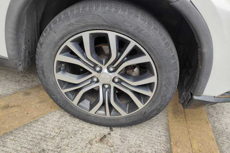 Used Mitsubishi Outlander 2016 2.4L 4x4 Elite Edition 5 Seats Right Front Wheel Hub
