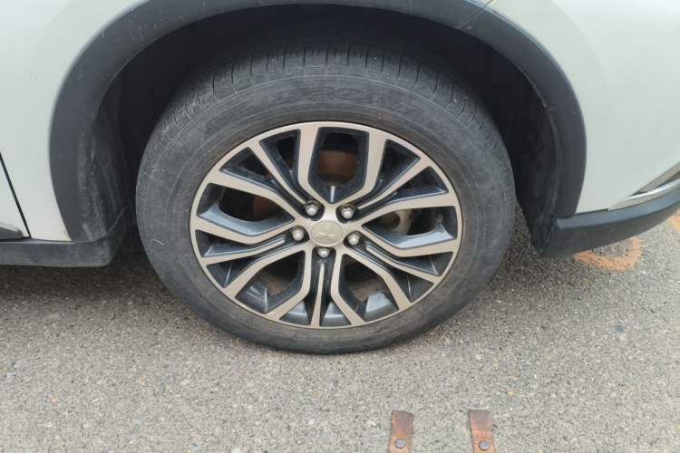 Used Mitsubishi Outlander 2016 2.4L 4x4 Elite Edition 5 Seats Right Front Wheel Hub