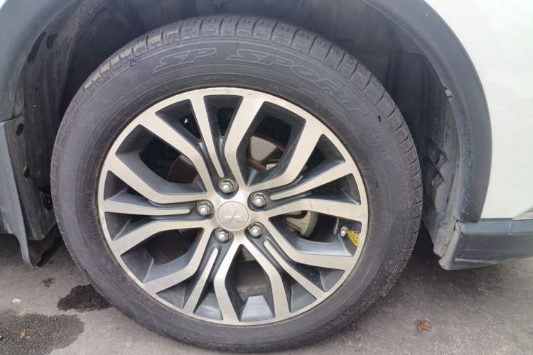 Used Mitsubishi Outlander 2016 2.4L 4x4 Elite Edition 5 Seats Right Front Wheel Hub