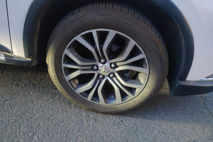 Used Mitsubishi Outlander 2016 2.4L 4x4 Luxury Edition 7-Seater Right Front Wheel Hub