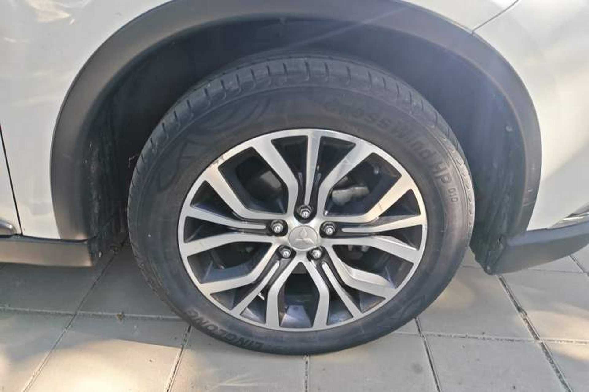 Used Mitsubishi Outlander 2016 2.4L 4x4 Elite Edition 5 Seats Right Front Wheel Hub
