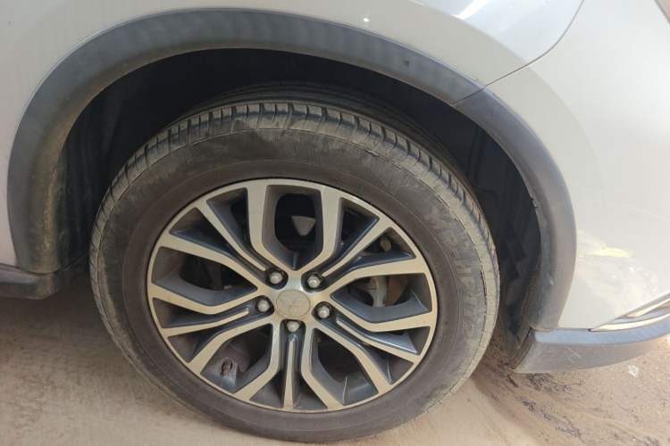 Used Mitsubishi Outlander 2016 2.4L 4x4 Elite Edition 5 Seats Right Front Wheel Hub