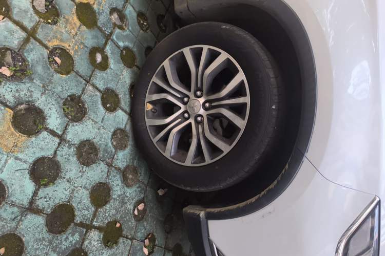 Used Mitsubishi Outlander 2016 2.4L 4x4 Luxury Edition 7-Seater Right Front Wheel Hub