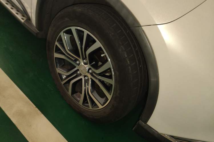 Used Mitsubishi Outlander 2016 2.4L 4x4 Luxury Edition 7-Seater Right Front Wheel Hub