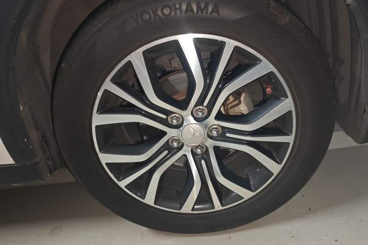 Used Mitsubishi Outlander 2016 2.4L 4x4 Elite Edition 5 Seats Right Front Wheel Hub